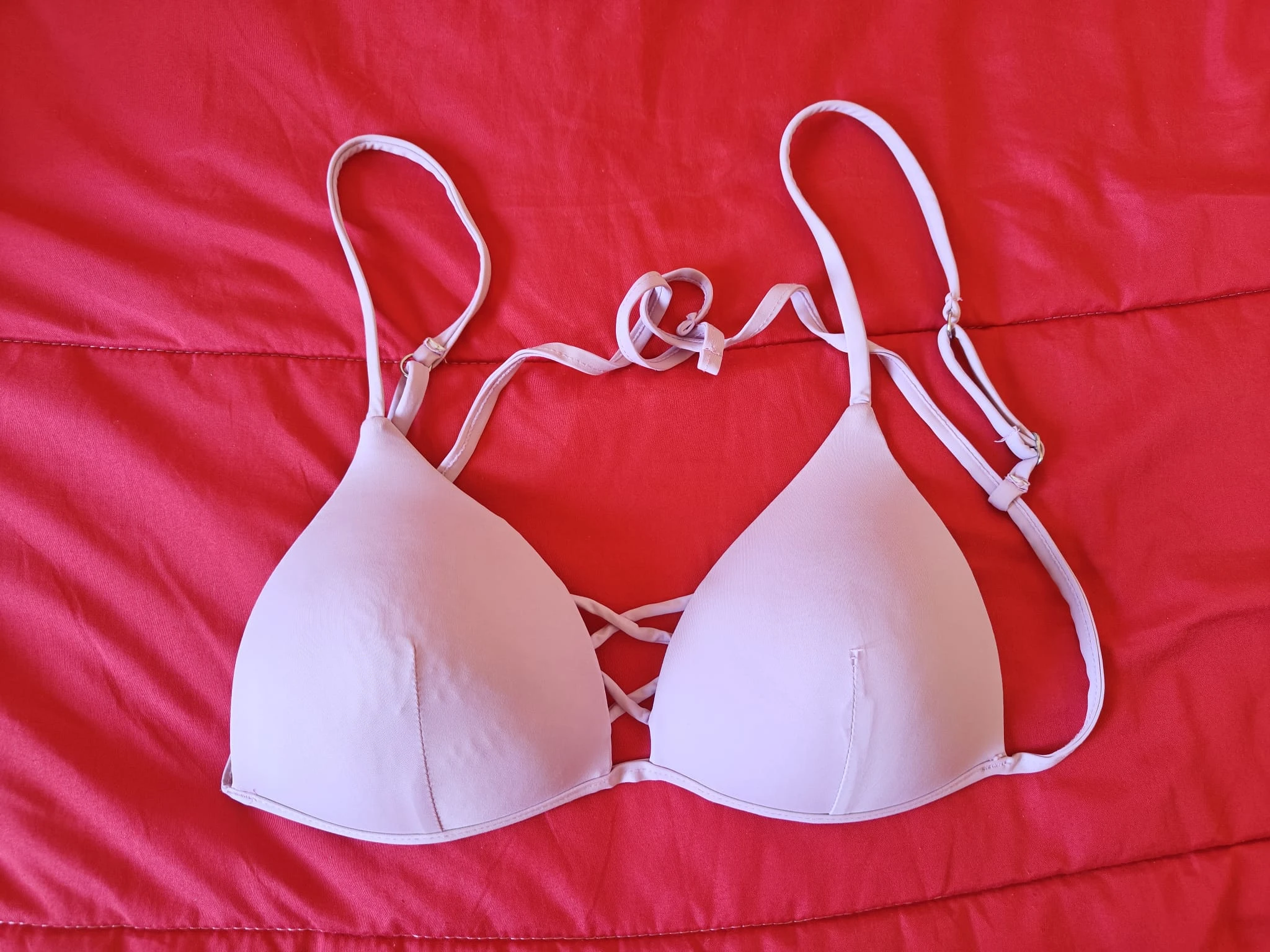 Parte de cima de bikini em tom lilás